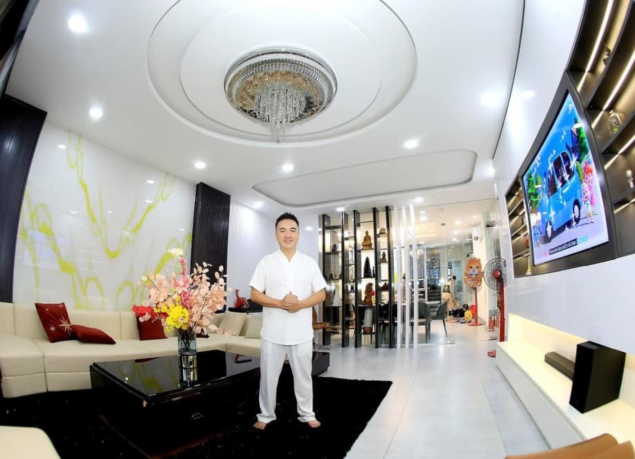 Phòng khách rộng rãi, có tông màu trắng chủ đạo.