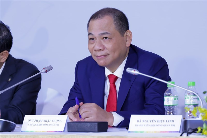 Thứ hạng của tỷ phú Phạm Nhật Vượng tăng mạnh nhưng cũng nhanh chóng đảo chiều do cổ phiếu VinFast đang được niêm yết trên sàn Nasdaq (Mỹ). Cổ phiếu VinFast đã tăng mạnh lên 37 USD ngay phiên giao dịch đầu tiên, giúp ông Phạm Nhật Vượng lần đầu tiên lọt vào top 16 người giàu nhất thế giới. Ảnh: Vietnamnet