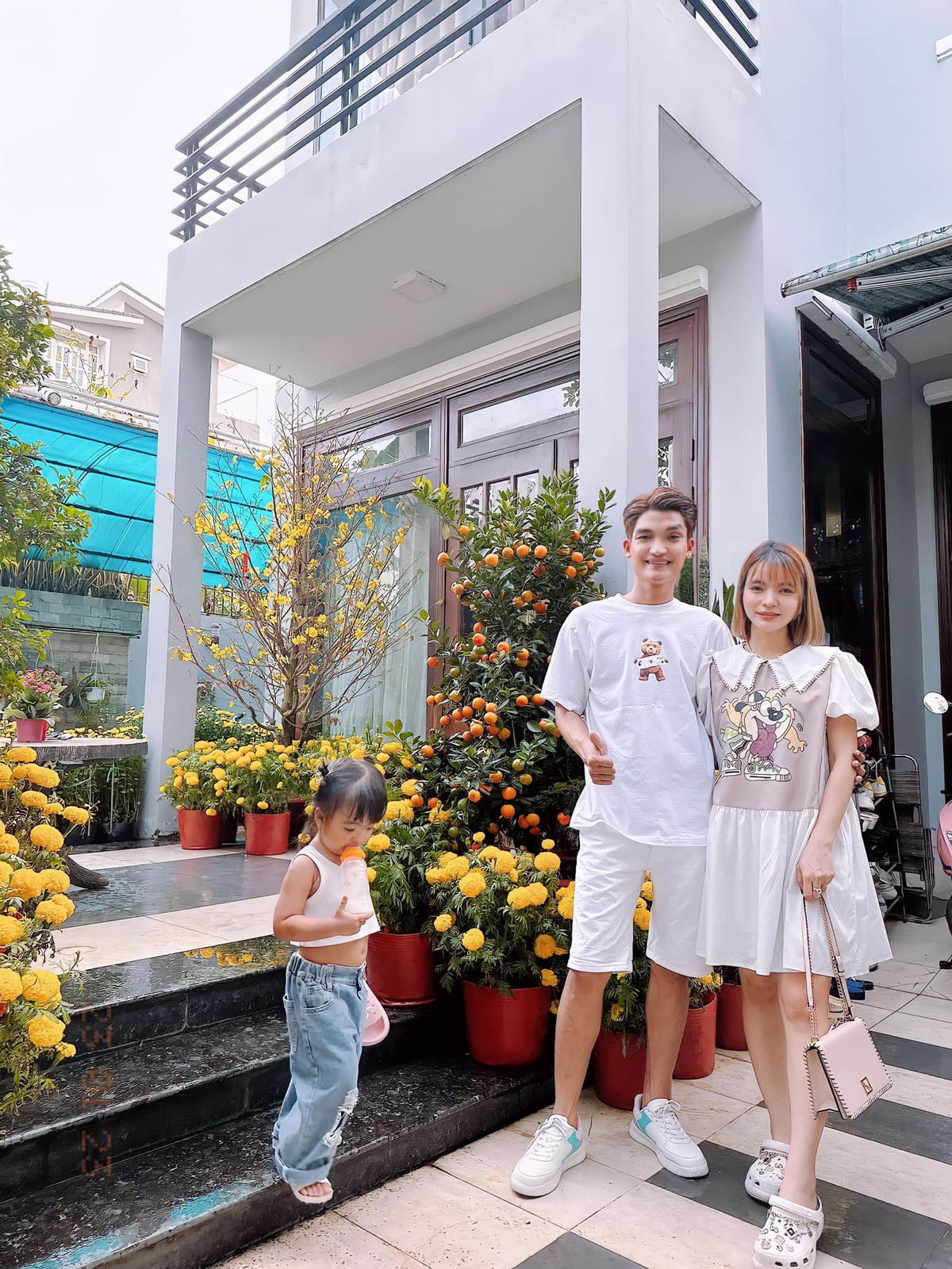 Ngôi nhà rộng rãi, có khu vườn nhỏ trồng nhiều loại hoa khác nhau.