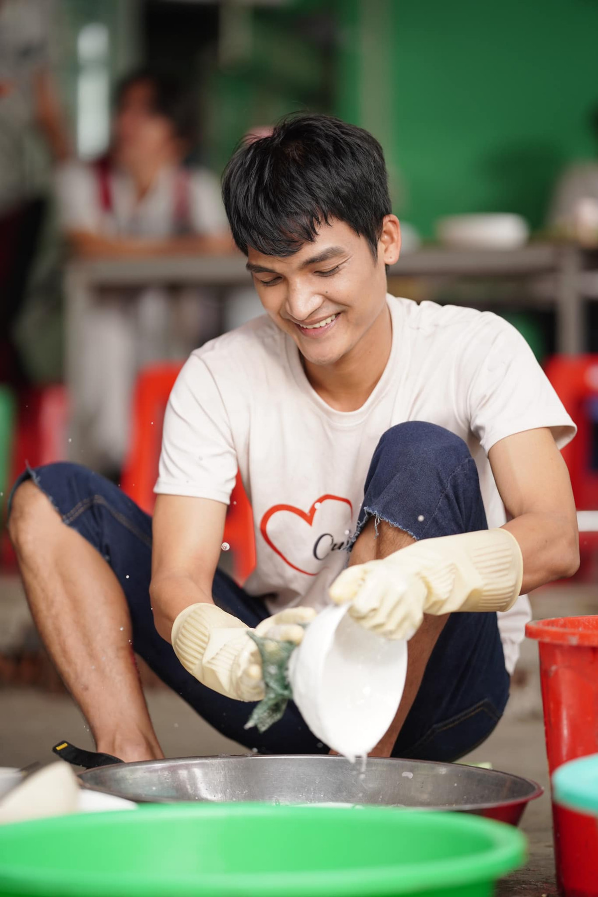 Mạc Văn Khoa cho biết: "Thông tin tôi kiếm 2 tỷ/ngày nhờ bán hàng chỉ là câu nói vui của đồng nghiệp trên gameshow. Nếu bán mỗi ngày được 2 tỷ chắc tôi nghĩ phải bán vàng, hột xoàn".