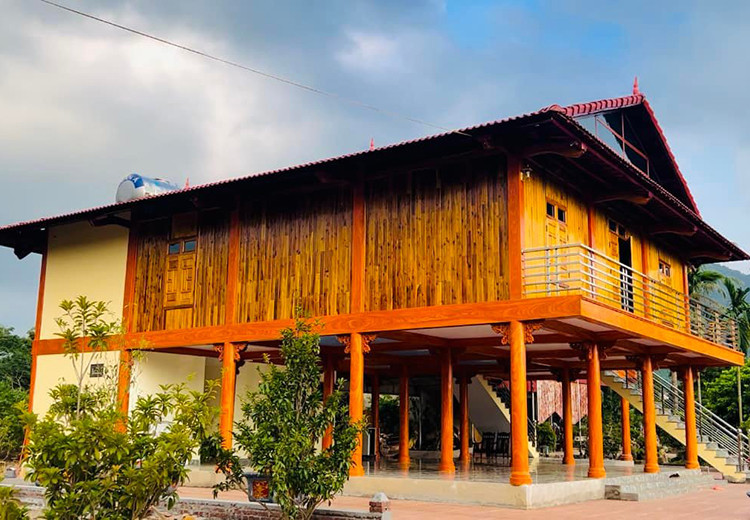 Thiết kế dạng nhà sàn, ngôi nhà của bố mẹ Mạc Văn Khoa được đánh giá là "to nhất làng" với tổng diện tích 380 m2.