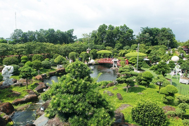 Hồ cá Koi do một kiến trúc sư có tiếng người Nhật thiết kế, hoàn thiện trong 3 tháng. Riêng tiền công cho kiến trúc sư chính và phụ từ Nhật Bản cũng tốn hàng tỷ đồng. Ảnh: Dân trí