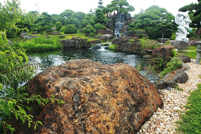 Phía sau đồi là hệ thống lọc nước hiện đại có chiều dài 50m và một hệ thống ngầm ở đáy hồ. Ảnh: Dân trí