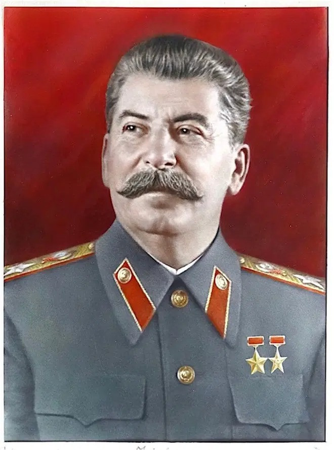 Joseph Stalin là một nhân vật rất hiếm có trong lịch sử kinh tế hiện đại: một nhà độc tài với quyền lực tuyệt đối, kiểm soát hoàn toàn một trong số những nền kinh tế lớn nhất thế giới. Ba năm trước khi ông qua đời, Liên Xô chiếm gần 9,5% GDP toàn cầu, trở thành một trong những quốc gia giàu có nhất thế giới. Joseph Stalin được cho là sở hữu 7,5 nghìn tỷ USD.