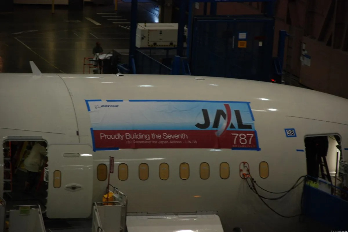 Bên trong nhà máy có 10.000 công nhân làm việc, mỗi ngày có ba ca.