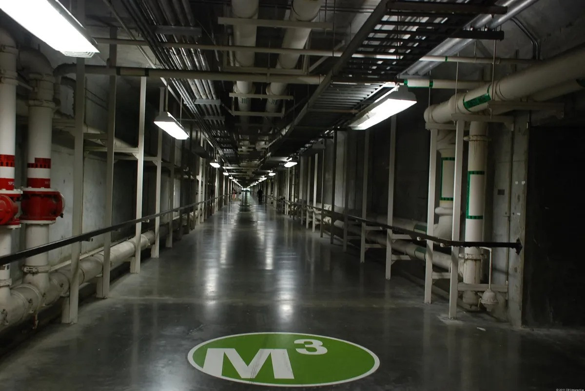 Tòa nhà lớn đến nỗi những đám mây thực sự hình thành bên trong cho đến khi một hệ thống lưu thông không khí được lắp đặt. Nhà máy được sưởi ấm bởi 1 triệu chiếc đèn trần và được làm mát bằng cách mở cửa.