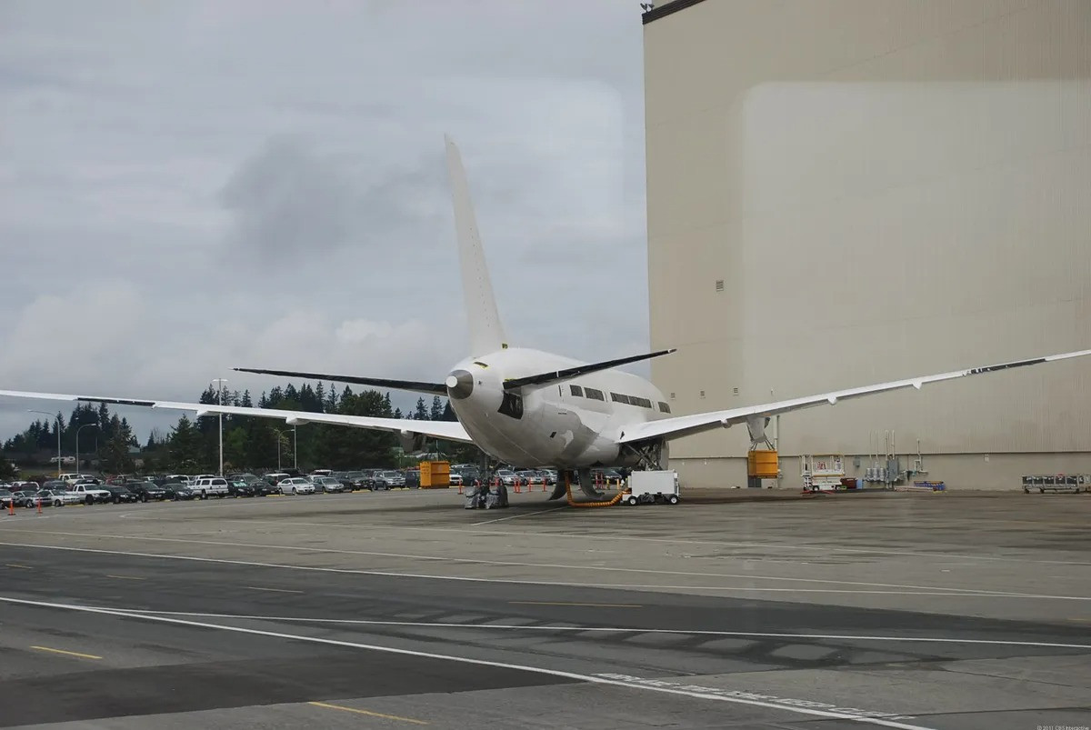 Khung máy bay 787 nằm bên ngoài cửa nhà máy.