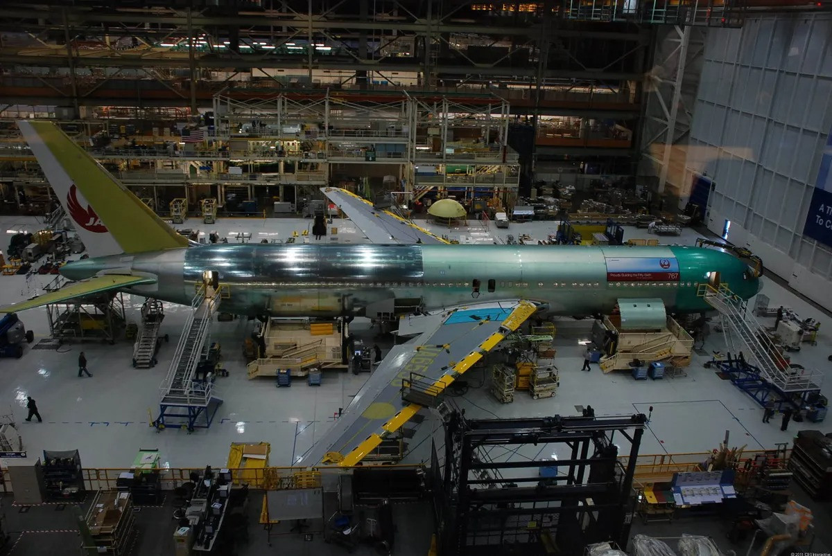 Xuyên suốt nhà máy là dây chuyền sản xuất 767.
