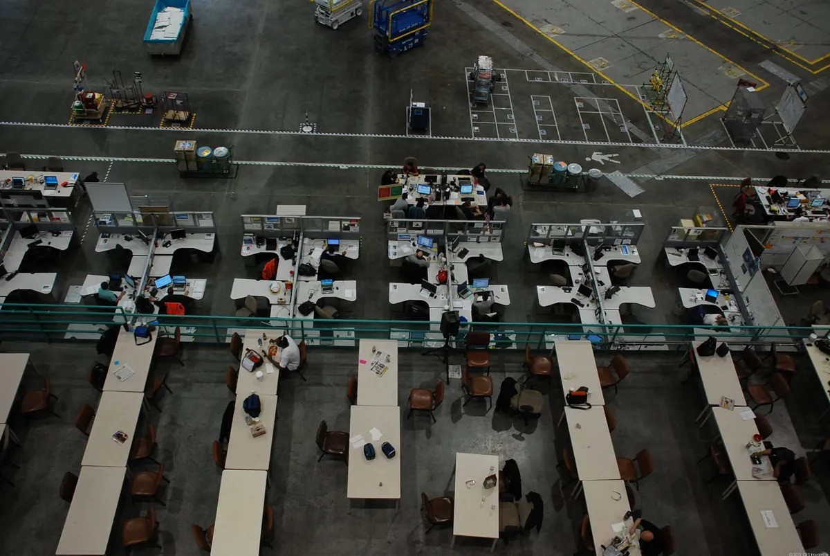 Bên trong nhà máy sản xuất máy bay của Boeing có một số quán cà phê cho nhân viên. Nguồn ảnh; Cnet