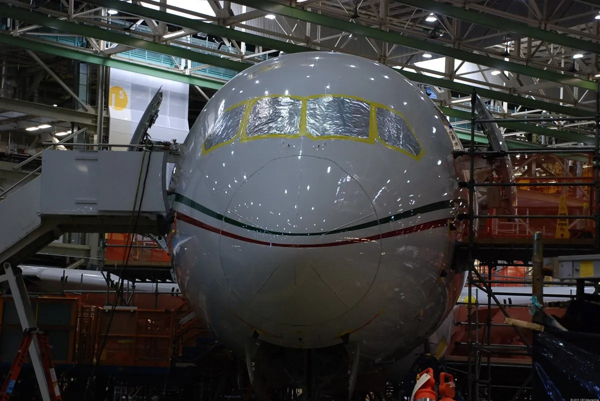 Trên trần nhà máy có hệ thống cần trục dùng để di chuyển một số bộ phận máy bay nặng trong lúc lắp ráp.