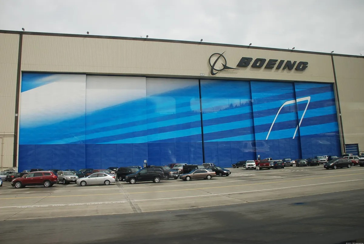 Nhà máy Everett là nhà máy rộng lớn của Boeing, nơi hãng chế tạo máy bay 787, 777, 747 và 767. Với thể tích 13,3 triệu m3, đây là tòa nhà lớn nhất thế giới tính theo thể tích trên thế giới.