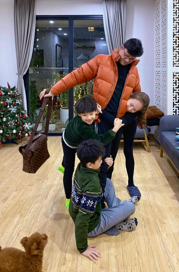 Trước đó MC Đan Lê từng chia sẻ về căn nhà mang tông trắng sáng vợ chồng cô cùng các con đang sinh sống.