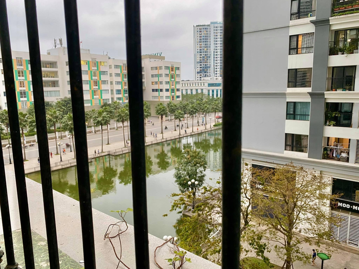 View nhìn ra khuôn viên khu đô thị từ ban công căn hộ.