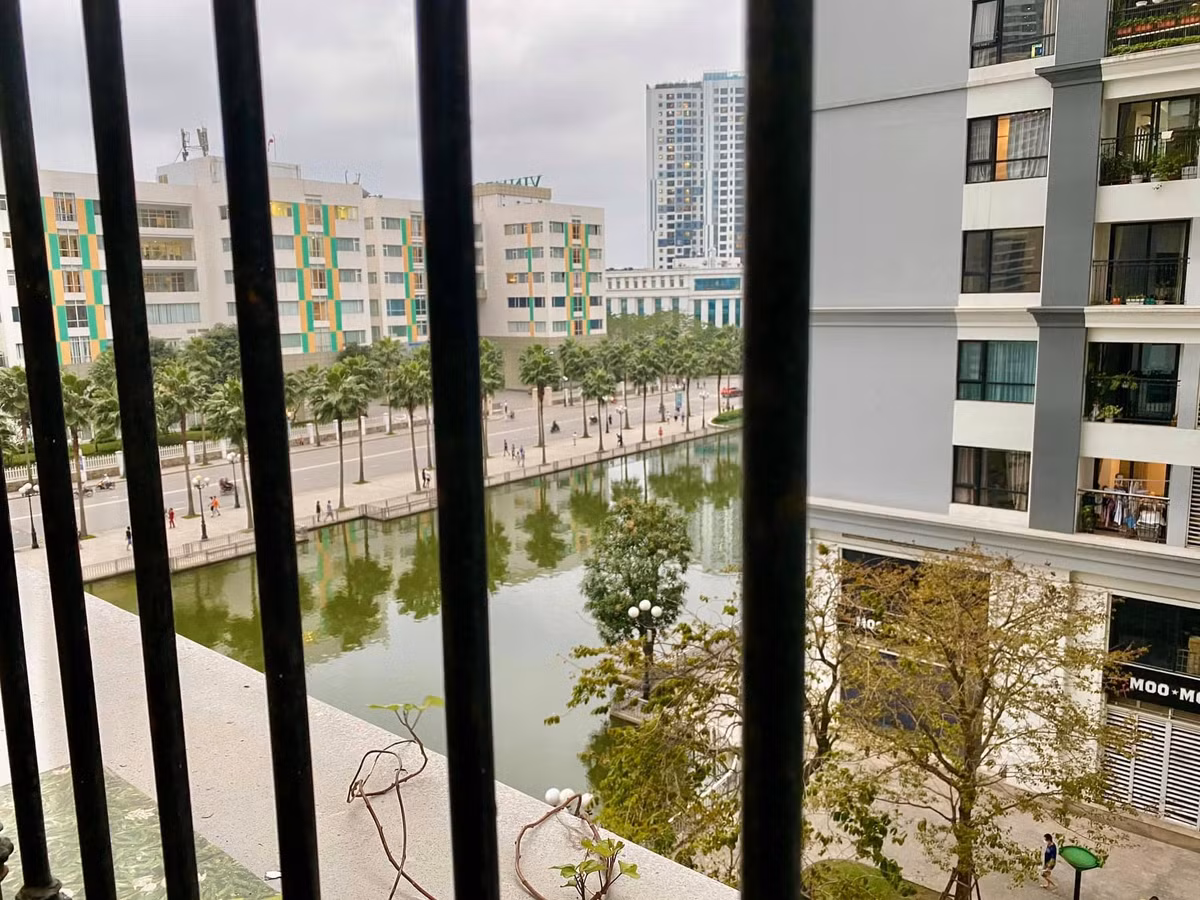 View nhìn ra khuôn viên khu đô thị từ ban công căn hộ.