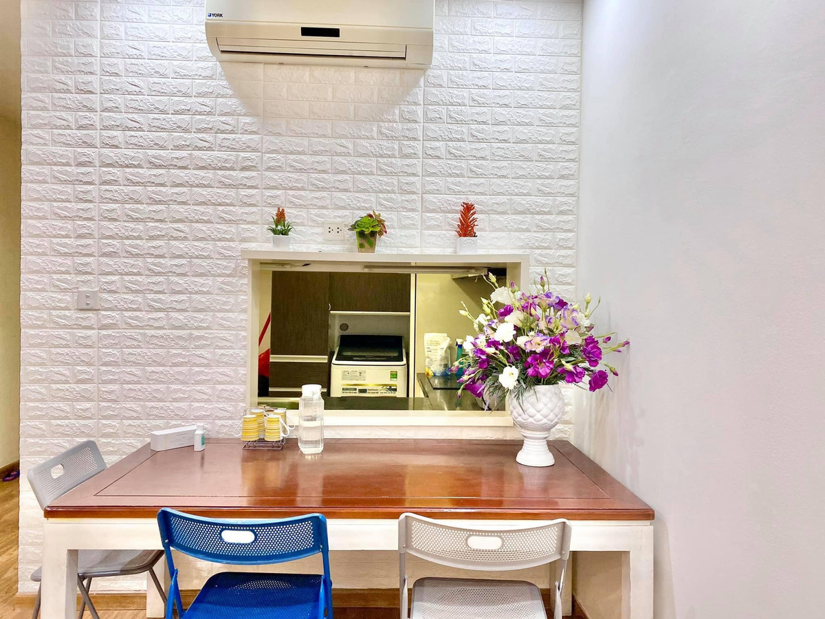 Khu vực bàn ăn được ngăn cách với phòng bếp.