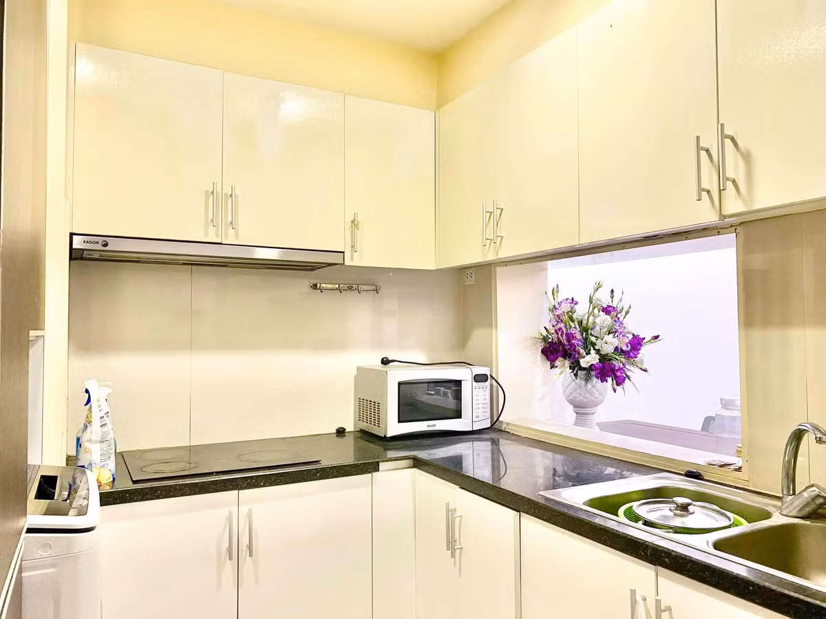 Dù diện tích nhỏ, khu bếp vẫn có thiết kế nhìn ra cửa sổ.