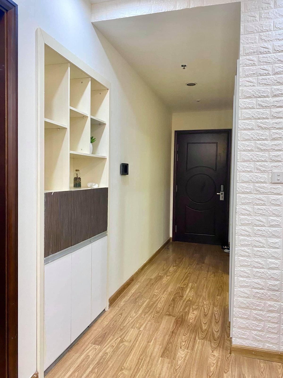 Căn hộ mới chưa có người ở nhưng khá gọn gàng.