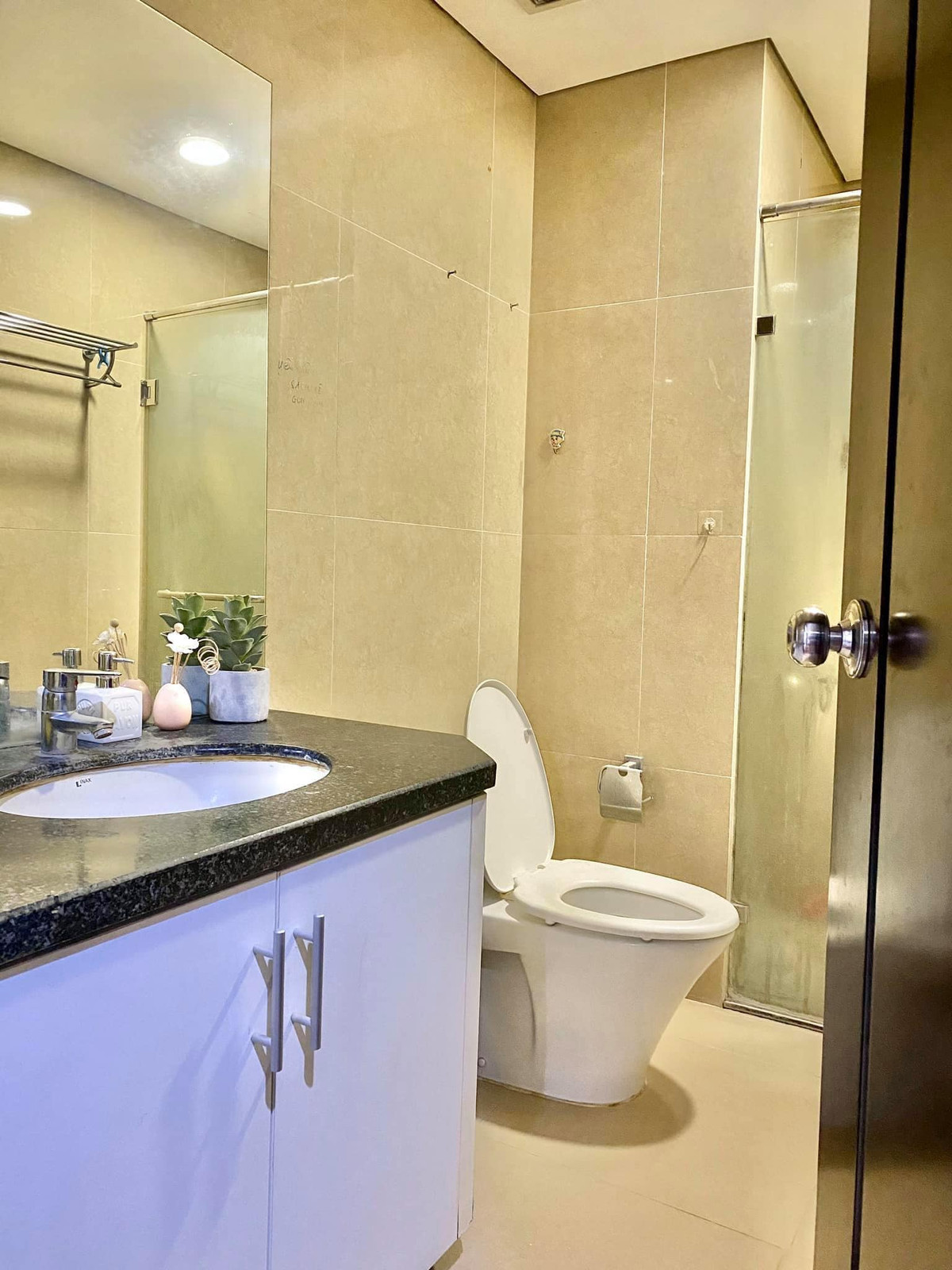 Nhà vệ sinh sạch sẽ, thiết kế theo hướng phù hợp với căn hộ chung cư diện tích nhỏ.