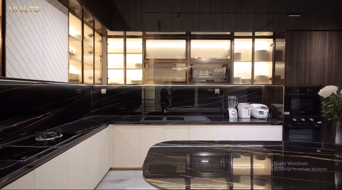 Không gian bếp với gam màu đen chủ đạo.