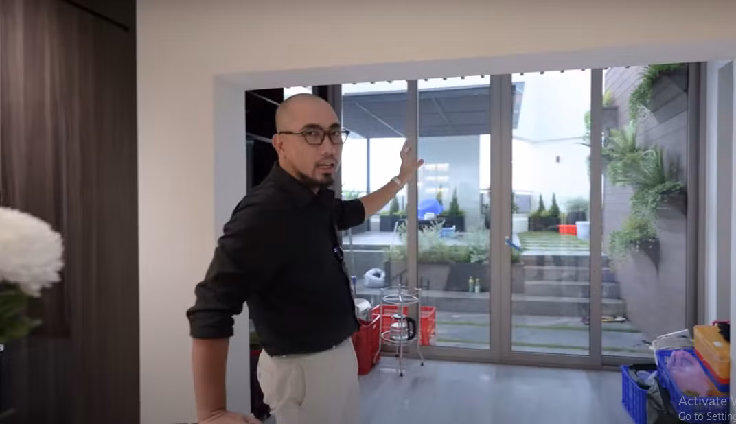 Trong phòng bếp còn có ban công nhìn thẳng ra trung tâm quận 1 (TP HCM).