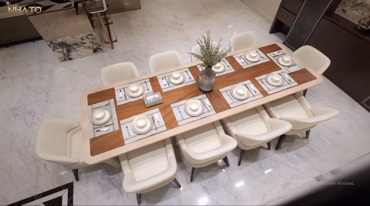 Bàn ăn dài đủ chỗ cho 10 người.