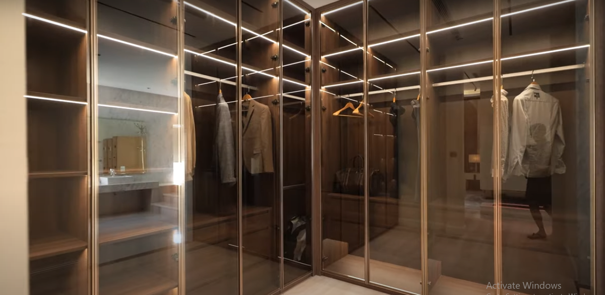 Phòng thay đồ rộng rãi và hiện đại.