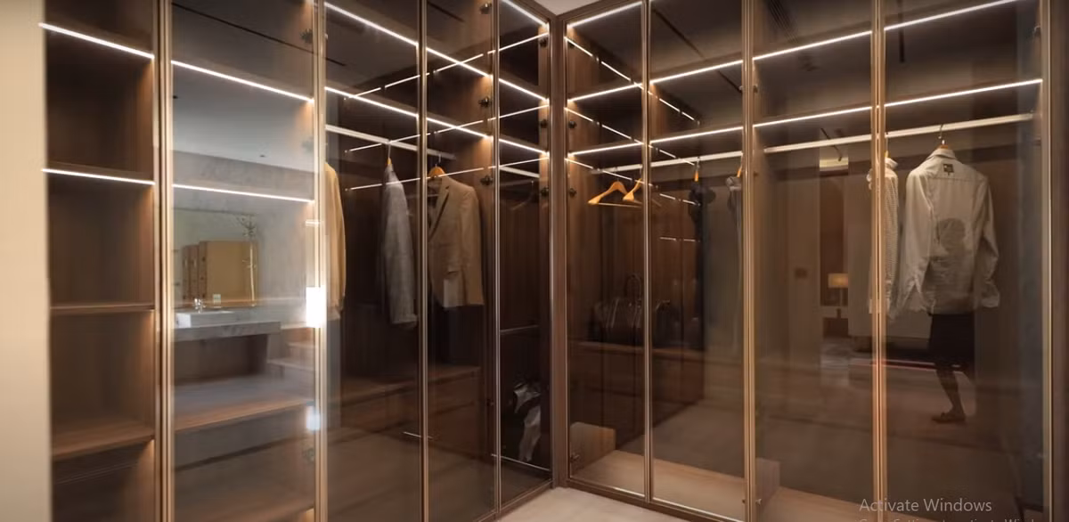 Phòng thay đồ rộng rãi và hiện đại.