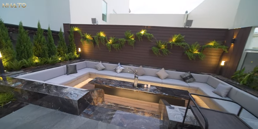 Không gian sinh hoạt chung ngoài trời của căn penthouse. Nguồn ảnh: chụp màn hình NhaTo
