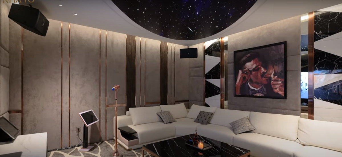 Cạnh khu bếp là phòng karaoke trần trang trí sao hiện đại. Đây cũng là nơi gia chủ thường xuyên sử dụng nhất khi tiếp đón bạn bè.