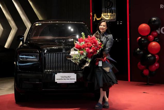 Đầu năm 2022, Nguyễn Thị Thu Trang trở thành nữ chủ nhân hiếm hoi sở hữu chiếc siêu xe Rolls-Royce Cullinan Black Badge. Ảnh: Internet