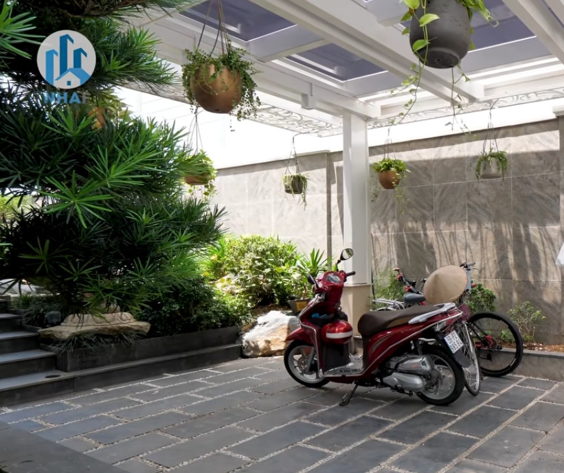 Ngay phía trước nhà là khoảng sân rộng có mái che được sử dụng làm gara để xe.
