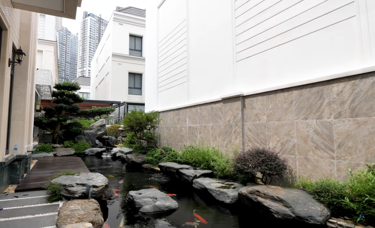 Căn nhà có diện tích khu đất 320m2, diện tích xây dựng khoảng 130m2, còn lại là không gian dành cho sân vườn và tiểu cảnh.