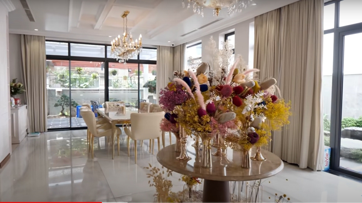 Căn nhà được thiết kế theo phong cách tân cổ điển với gam màu tươi sáng chủ đạo.