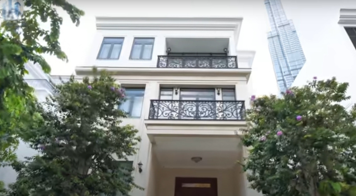 Vừa qua, kênh YouTube NhaF giới thiệu căn biệt thự "độc bản" trị giá tới 250 tỷ đồng trong một khu đô thị cao cấp ở TP HCM.
