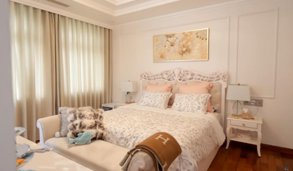 Bên cạnh đó, tầng 2 còn có 2 phòng ngủ master cũng sử dụng gam màu trắng chủ chủ đạo.