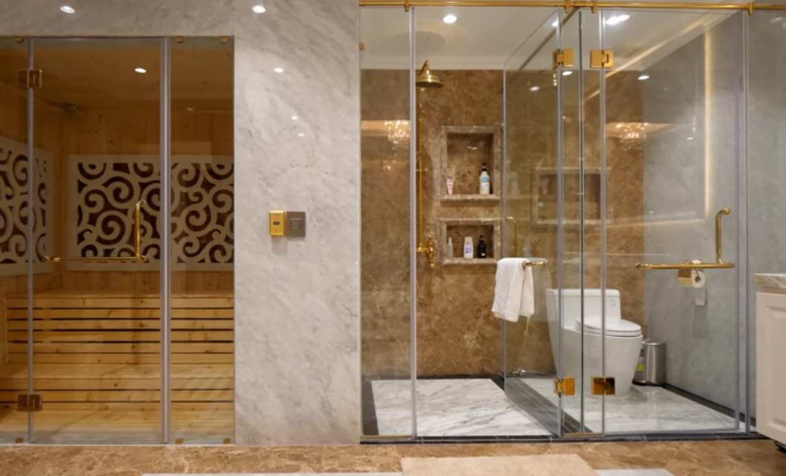 Căn biệt thự có 1 tầng hầm. Dưới tầng hầm có nhiều không gian khác nhau, trong đó có một spa mini.