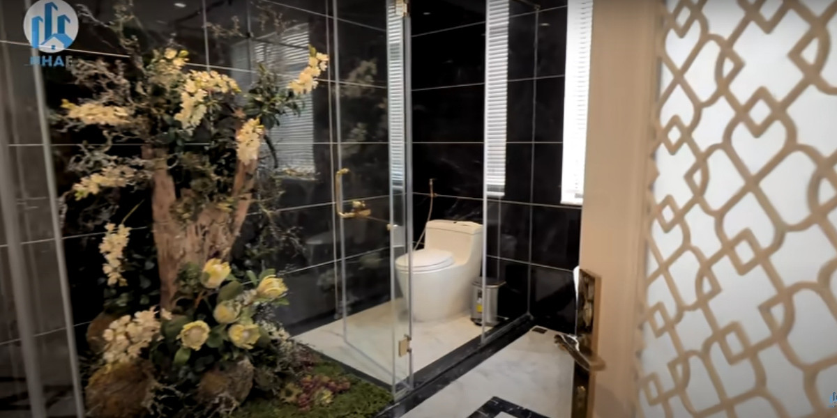 Đặc biệt, nhà vệ sinh thiết kế hiện đại, thuyết phục mọi khán giả khó tính nhất với tiểu cảnh cây xanh ở giữa.