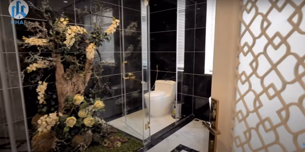 Đặc biệt, nhà vệ sinh thiết kế hiện đại, thuyết phục mọi khán giả khó tính nhất với tiểu cảnh cây xanh ở giữa.