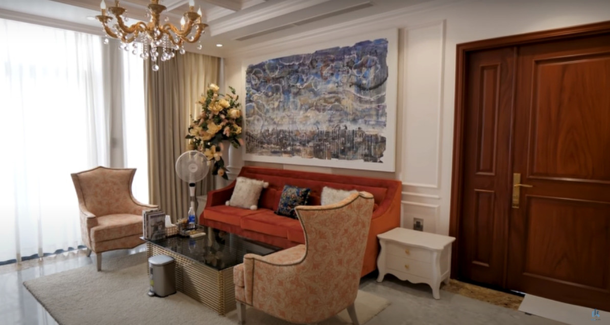 Trên tầng 2 có phòng khách phụ thiết kế đẹp mắt.