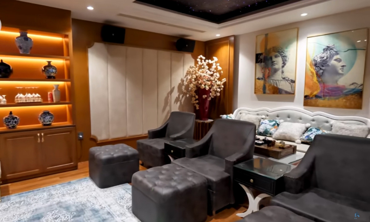 Ngoài ra, tầng hầm còn có 1 phòng ngủ nhỏ, phòng kho, phòng rượu và đặc biệt là phòng giải trí.