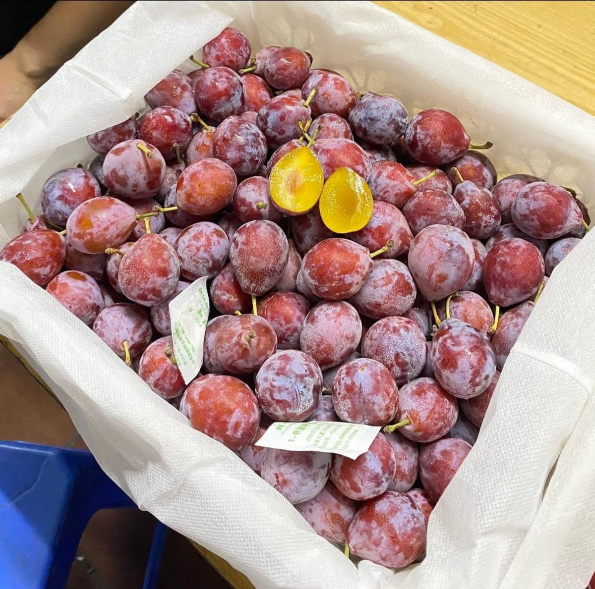 Tuy nhiên, từ giữa tháng 8 đến nay, mận đường bất ngờ được rao bán nhiều trên chợ mạng, giá từ 130.000-160.000 đồng/kg. Ảnh: Facebook