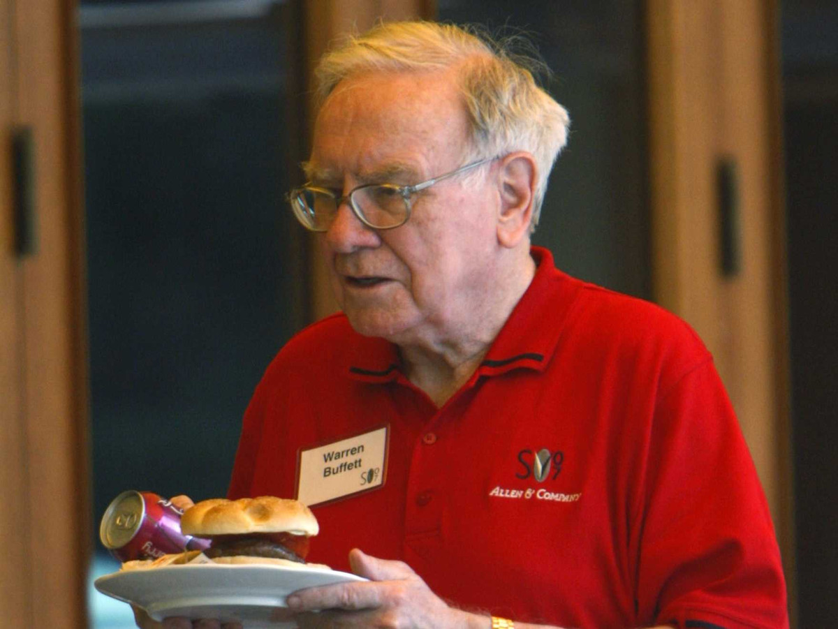 Khi rủng rỉnh, Buffett "vung tiền" bằng cách chi 3,89 USD cho một chiếc bánh quy kẹp thịt xông khói, trứng và phô mai. Nếu thị trường đi xuống, ông có thể chi 3,19 USD cho một chiếc bánh mì kẹp xúc xích, trứng và phô mai. Còn vào những ngày thực sự tồi tệ, bữa ăn của ông chỉ có miếng xúc xích 2,38 USD, cùng với coca tự tay Buffett rót cho chính mình. Ảnh: CNBC