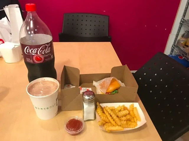 Năm 2015, Warren Buffett, cho biết mình uống 1/4 lon Coca mỗi ngày. Ảnh: Bob Ryan