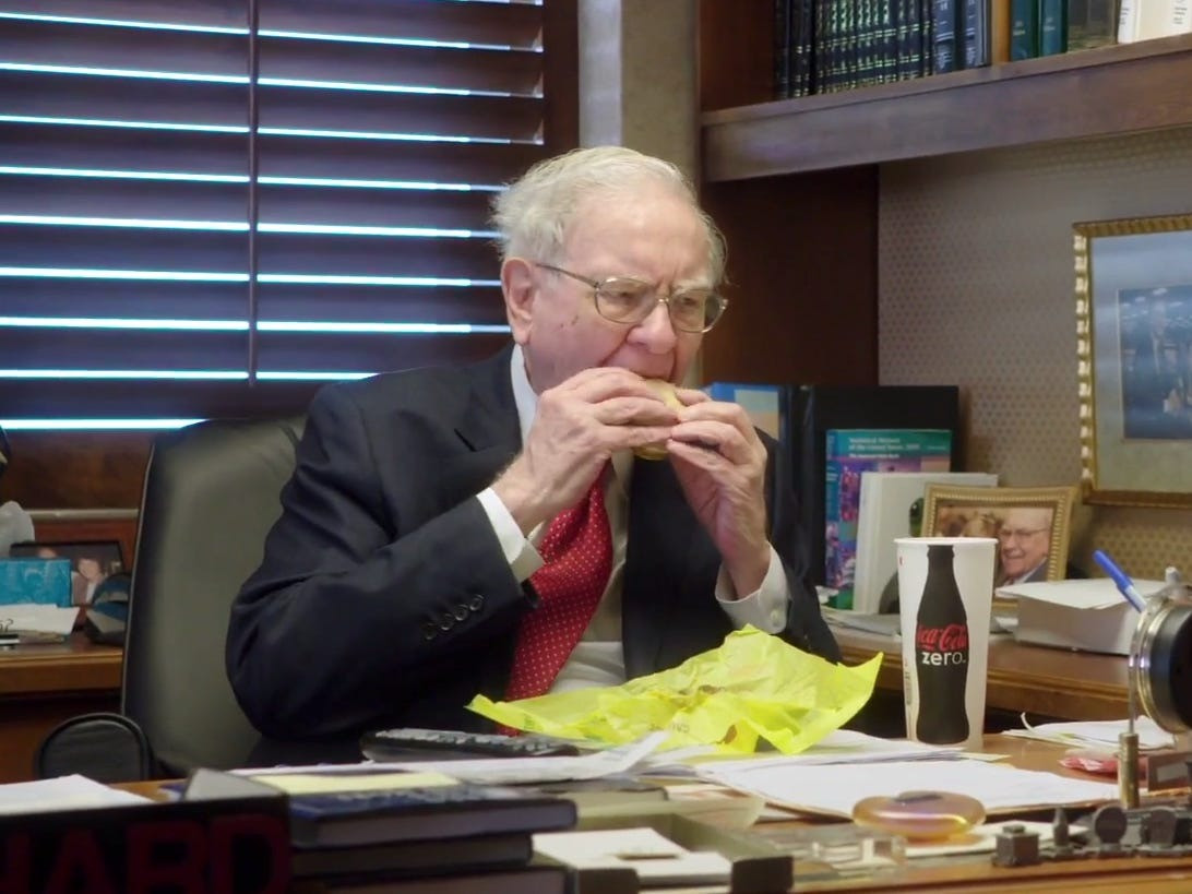Bữa sáng của Warren Buffett cũng khá đơn giản. Ông có thể bắt đầu ngày mới bằng việc ghé qua cửa hàng McDonald’s trong 5 phút trên đường lái xe đến nơi làm việc. Ảnh: BI