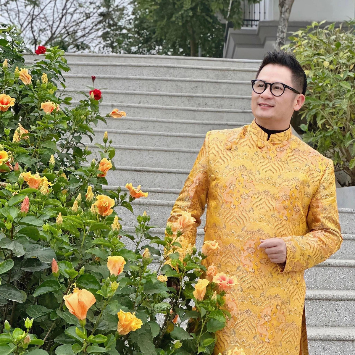 Bằng Kiều là một trong những nam ca sĩ có mức cát-xê cao thuộc hàng top đầu ở cả thị trường trong nước lẫn hải ngoại. Nhờ đó, giọng ca "Trái Tim Bên Lề" có cuộc sống giàu có, sung túc. Ảnh: FBNV