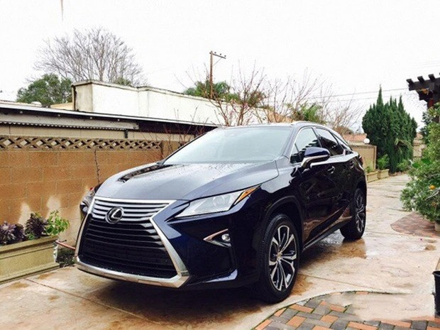 Ngoài bất động sản, Bằng Kiều còn sở hữu nhiều xế hộp tiền tỷ. Năm 2017, anh từng chi hơn 3 tỷ đồng để sở hữu chiếc xế hộp mới nhất của dòng Lexus. Ảnh: FBNV