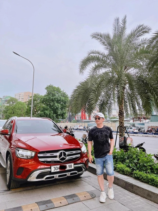 Đầu năm 2022, nam ca sĩ tậu thêm một chiếc Mercedes - Benz có giá 2 tỷ đồng ở Việt Nam để tiện cho việc di chuyển. Ảnh: FBNV