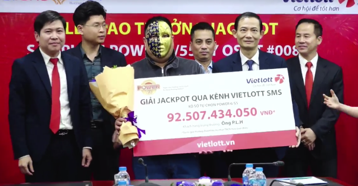 Ngày 14/2, Vietlott đã trao giải Jackpot 1, loại xổ số tự chọn Power 6/55 trong kỳ quay số mở thưởng 837 ngày 7/2, trị giá 92,5 tỷ đồng cho ông P.L.H (làm kinh doanh tự do tại Hà Nội). Ảnh: Vielott