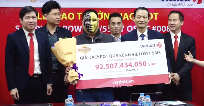 Ngày 14/2, Vietlott đã trao giải Jackpot 1, loại xổ số tự chọn Power 6/55 trong kỳ quay số mở thưởng 837 ngày 7/2, trị giá 92,5 tỷ đồng cho ông P.L.H (làm kinh doanh tự do tại Hà Nội). Ảnh: Vielott