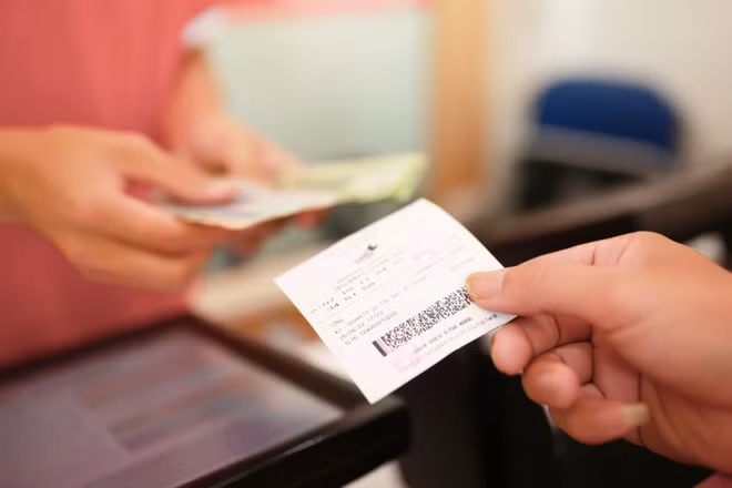 Tại buổi lễ trao thưởng, ông N. ủng hộ số tiền lên đến 2 tỷ đồng cho hoạt động an sinh xã hội. Ảnh minh họa